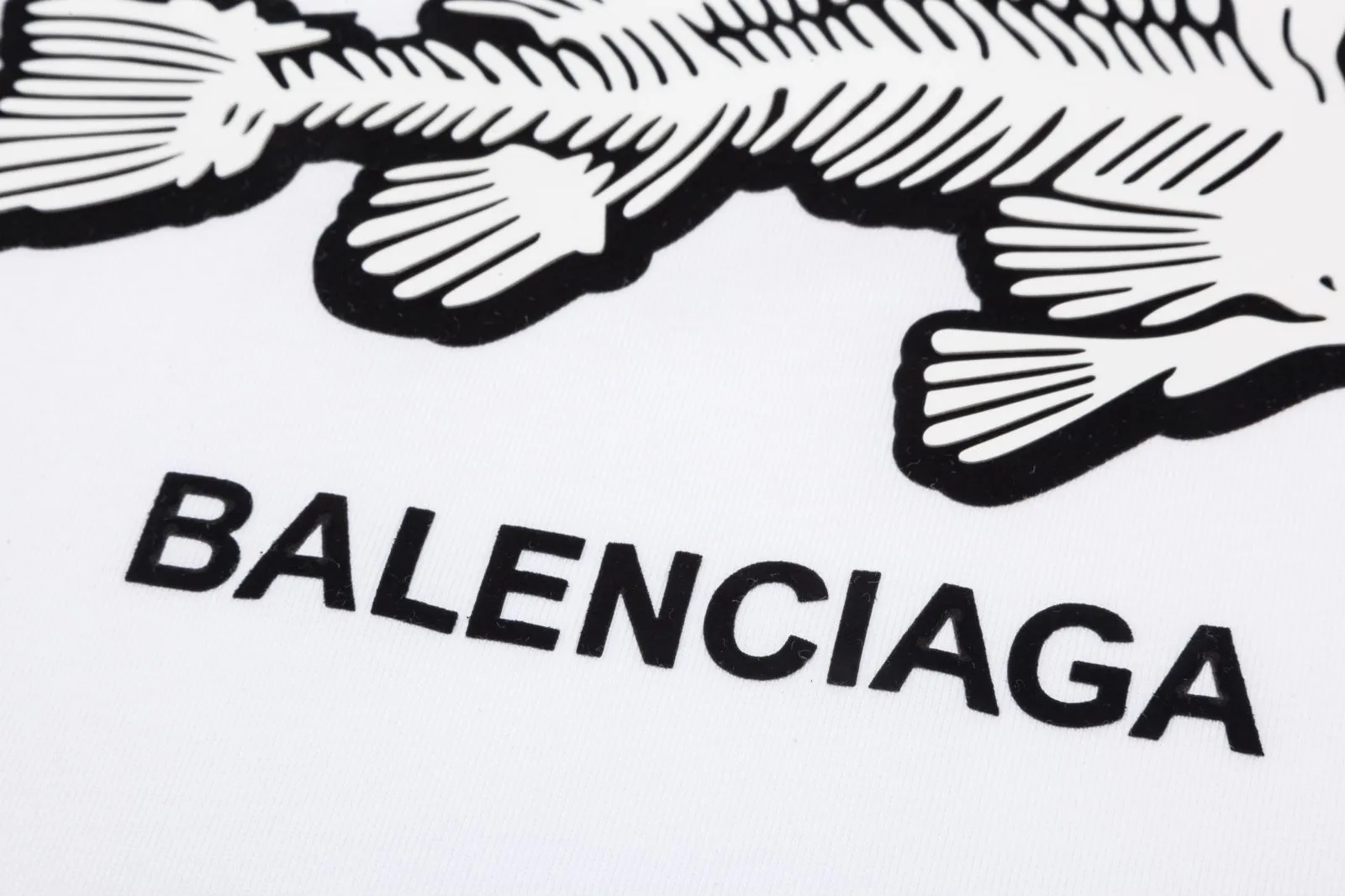 P80✨🔥 BALENCIAGA Balenciaga Skeleton fish thick plate + flocked letter printed short-sleeved T-shirt Custom woven and dyed 280g combed cotton fabric Zero color difference in threads Perfect details Differentiate from the current version on the market Welcome to compare Same Style for men and women The must-sell model in the picture above Color: White Black Size: 1 2 3 4